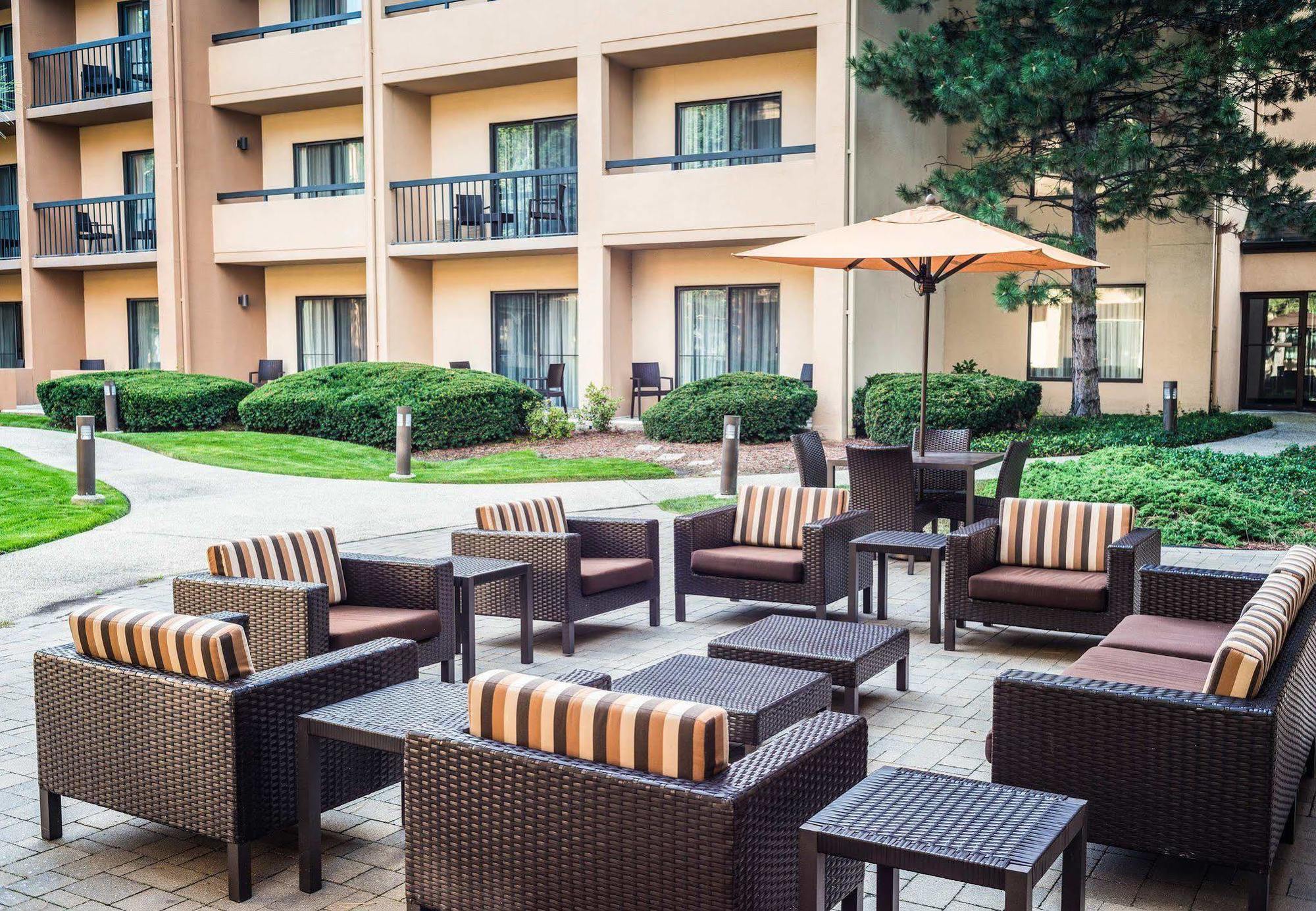 Отель Courtyard Chicago Wood Dale / Itasca Экстерьер фото